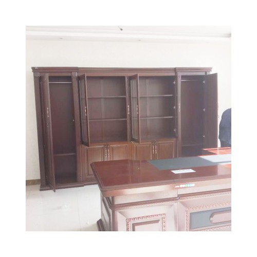 出售：办公桌  书架 展示柜 前台接待桌 玻璃髙隔 椅子等