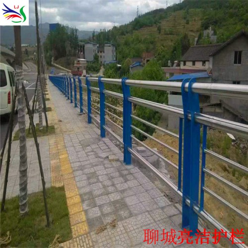不锈钢碳素钢复合管栏杆 道路防撞隔离防护栏