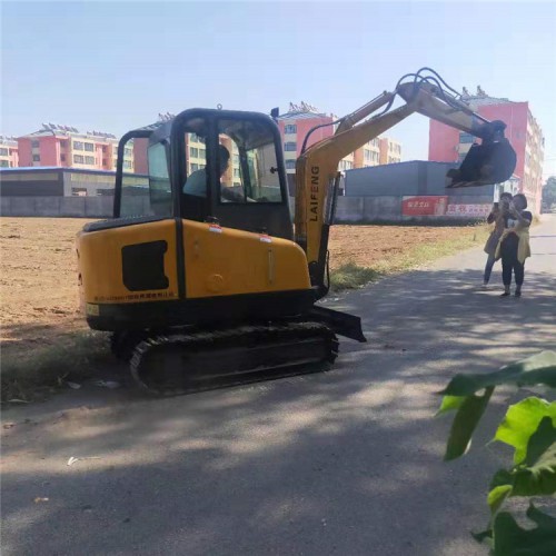 莱丰简报微型挖掘机电喷发动机钩机农田开沟机带驾驶室现货发车敏