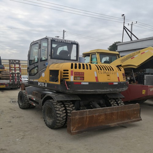 乌鲁木齐供应日立、小松PC70、RX60轮胎二手挖掘机