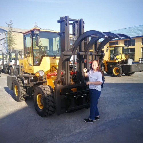 越野软包  厂家直销 装铲斗叉车 越野叉车 欢迎选购