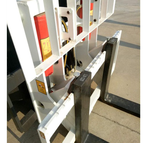 砖块叉车  装车四驱叉车 越叉车 欢迎电话咨询