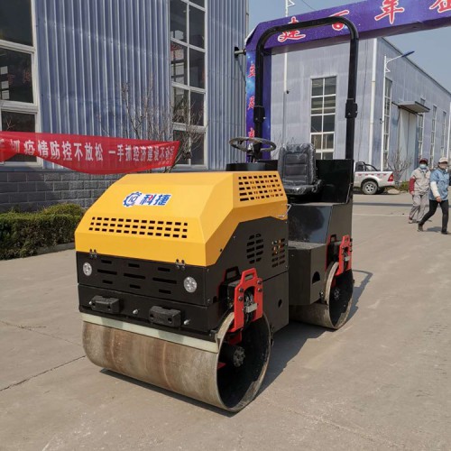 2吨压路机