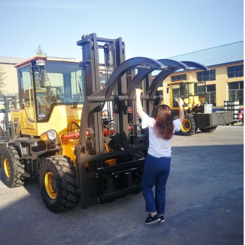 越野软包叉车  多级门架越野叉车 越野软包 欢迎致电洽谈