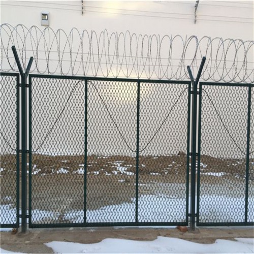 监狱加高钢网墙 防攀爬隔离网 不锈钢刀刺网 热镀锌金属围网