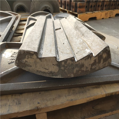 湖南娄底合金钢破碎机锤头筛板衬板篦条碎石机锤头厂家