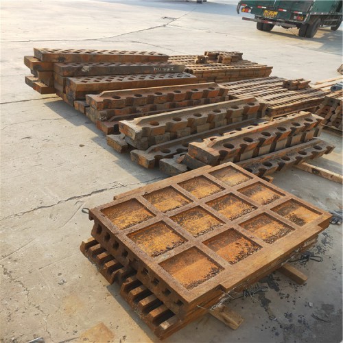 厂家直销颚式破碎机颚板齿板牙板鄂板边护板肘板颚式破碎机配件