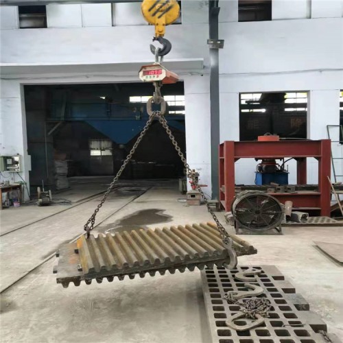 江苏徐州矿山破碎机颚板牙板锤头漏板全系列高锰钢合金耐磨件