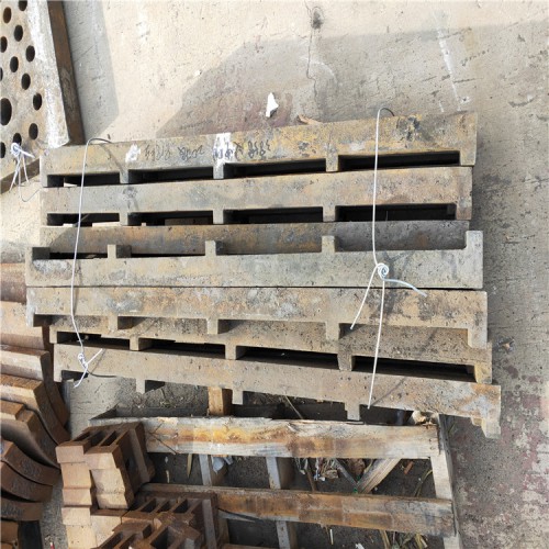 河南郑州篦条锤头辊皮衬板颚板肘板动板筛板钢球等配件厂家