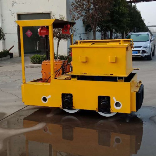 2吨电动牵引机车 可牵引6个矿斗