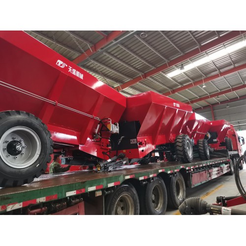 内蒙古牧草施肥机 大型牵引式撒粪车 鲜粪鸡粪撒肥车