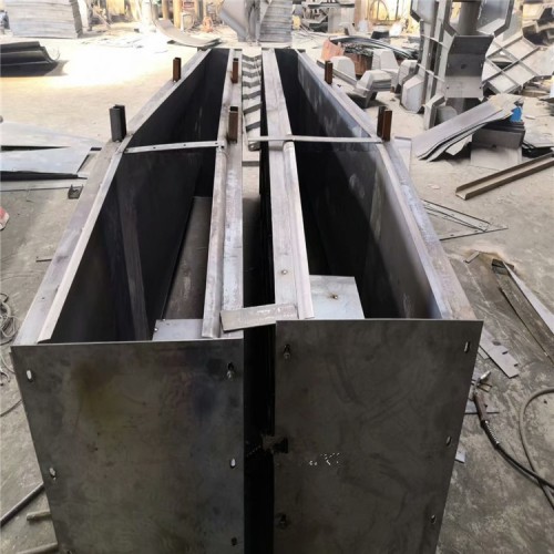 道路防撞墙模板 桥梁防撞墙模板 水泥防撞墙模具运输快速