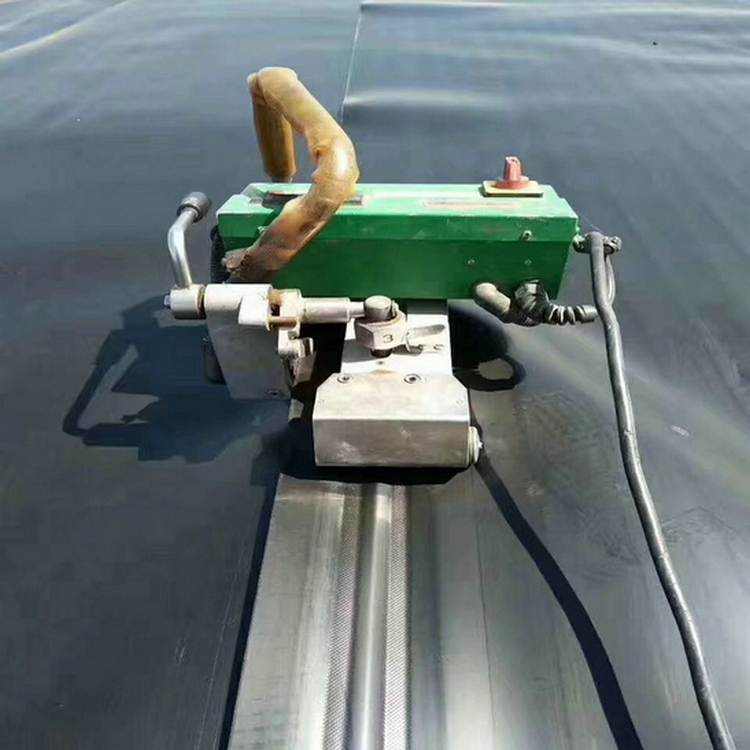 菏泽畜牧业沼气池耐老化毛面土工膜 1.9mmHDPE土工膜可量尺定做