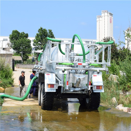 大连雨林厂家定制禽畜粪污抛洒车  液体肥料施肥机
