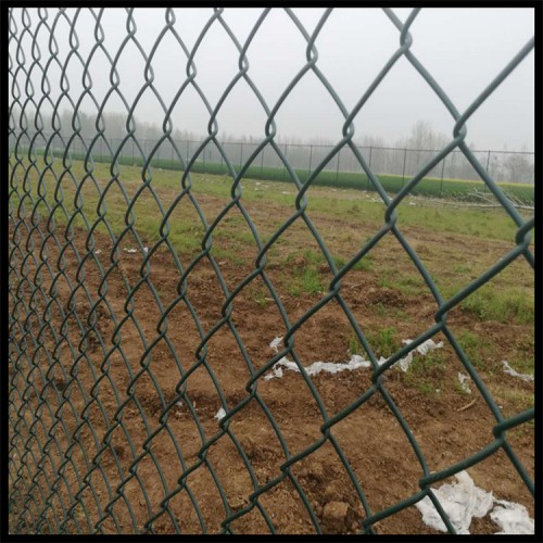 铁丝围网 体育场地围网价格 操场围网