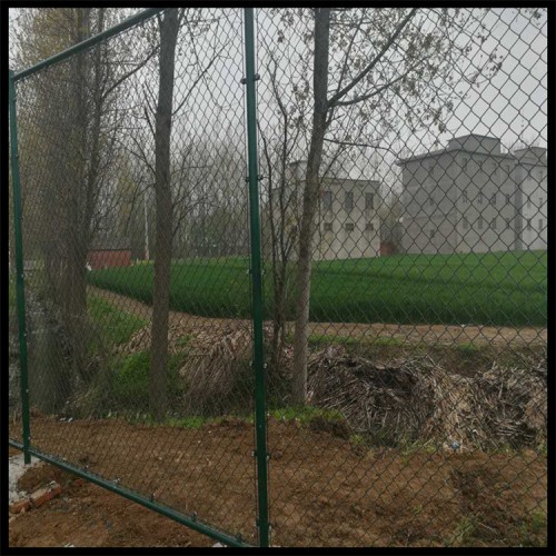 体育场勾花围网 球场跑道材料 运动场围网公司