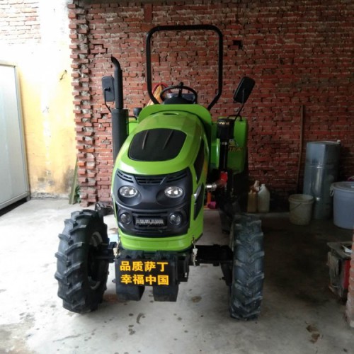 萨丁704中型四轮拖拉机 多功能四驱耕地犁地机 现货