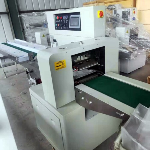 小毛戎玩具自动包装机 小塑料件枕式包装机 五金件自动打包机