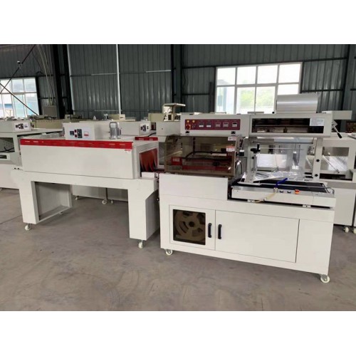 自热小火锅包装机 酸辣粉套膜机 全自动设备生产厂家