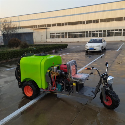 三轮乘坐式果园打药机  梨树打药机  牵引式自走打药机