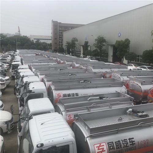 小八档大轮胎加油车