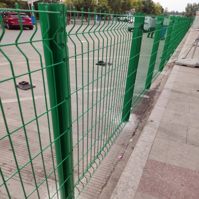 桃型柱护栏网 三道折弯护栏网 D型柱围栏网