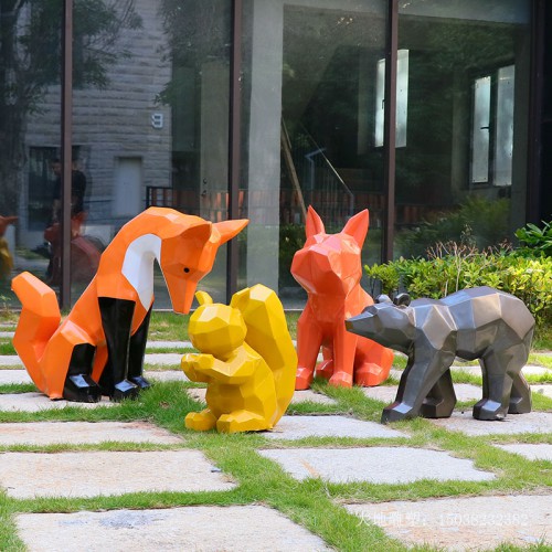 户外仿真玻璃钢狐狸雕塑松鼠动物卡通装饰商业街景观公园草坪摆件