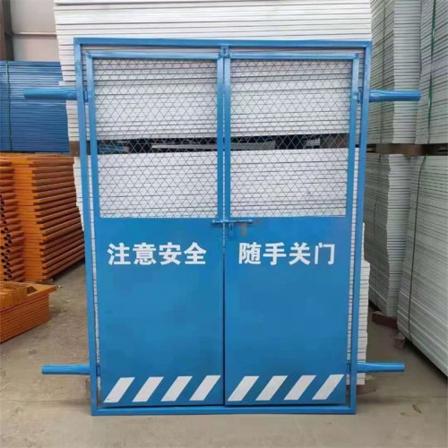 蓝色施工电梯门  钢板网电梯安全门 人货梯防护网