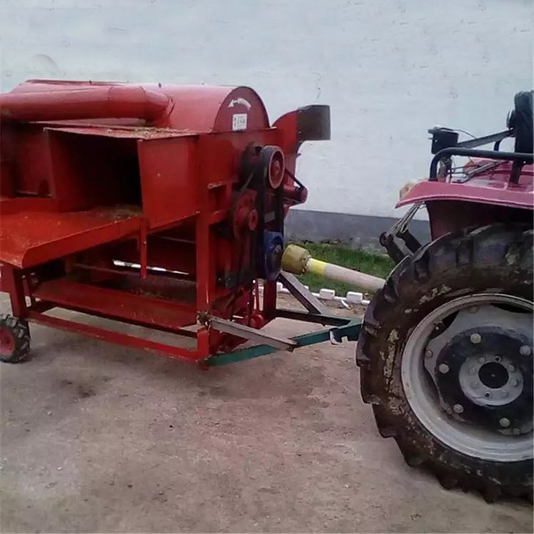 拖拉机带脱粒机