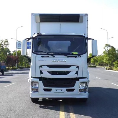 7米6庆铃五十铃巨咖冷藏车