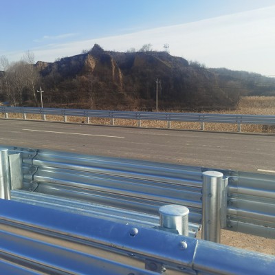 三波喷塑护栏板