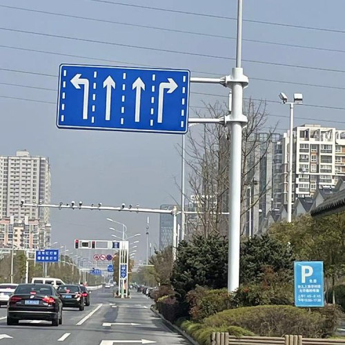 四岔路口标识牌