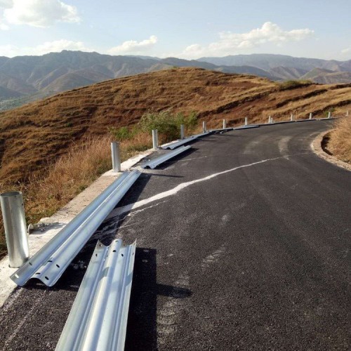 公路防撞设施B波形防护栏