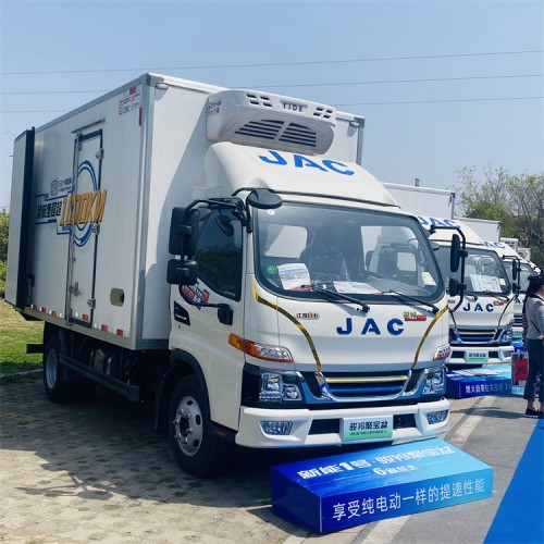 江淮骏铃聚宝盆油电混动冷藏车