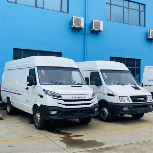 国六依维柯长轴面包冷藏车