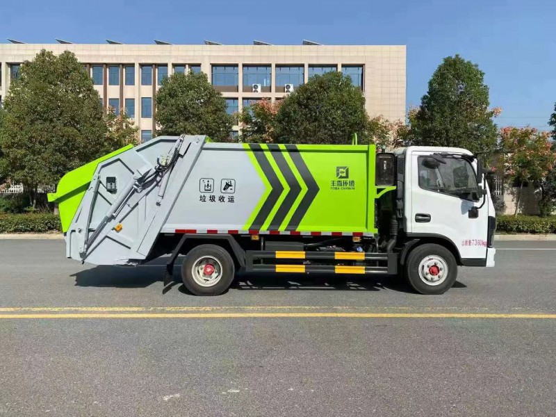 东风多利卡6方后料斗压缩垃圾车1