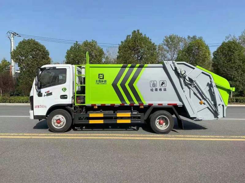 东风多利卡6方后料斗压缩垃圾车2