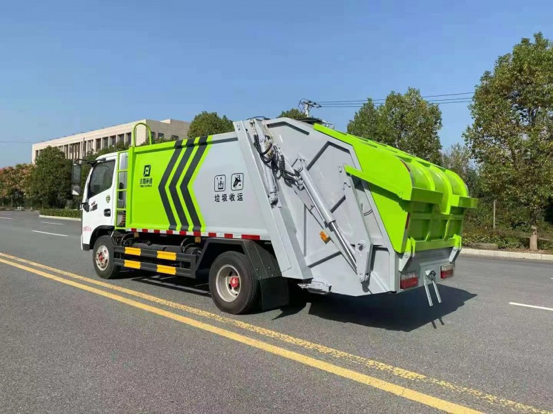 东风多利卡6方后料斗压缩垃圾车3