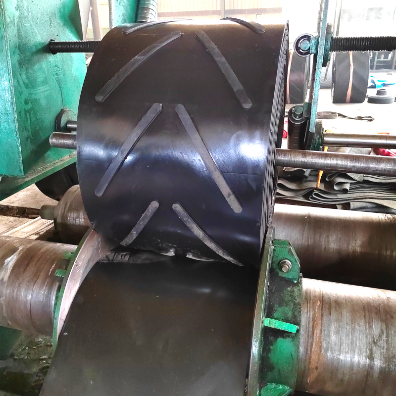 上凸人字输送带1