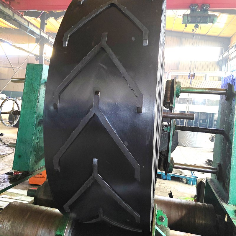 上凸人字输送带